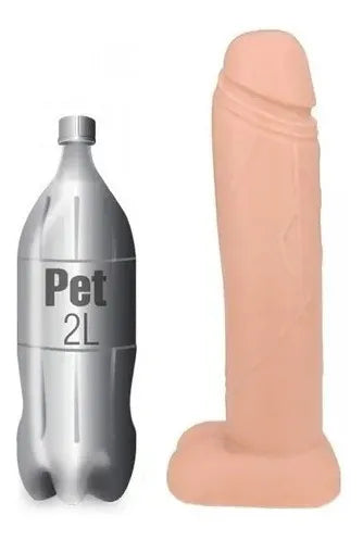 Prótese peniana realística gigante com ventosa e escroto, em tom marrom e textura detalhada – tamanho exagerado, maior que uma garrafa PET, ideal para decoração de vitrine, vitrines de sex shop ou uso cênico